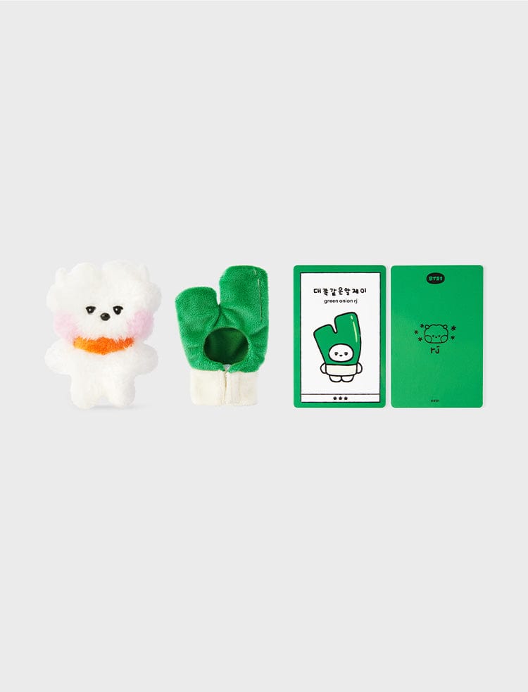 BT21 RJ mini minini VEGGIE DOLL, peluche alpaga Jin BTS, présentée avec accessoires verts sur fond clair.