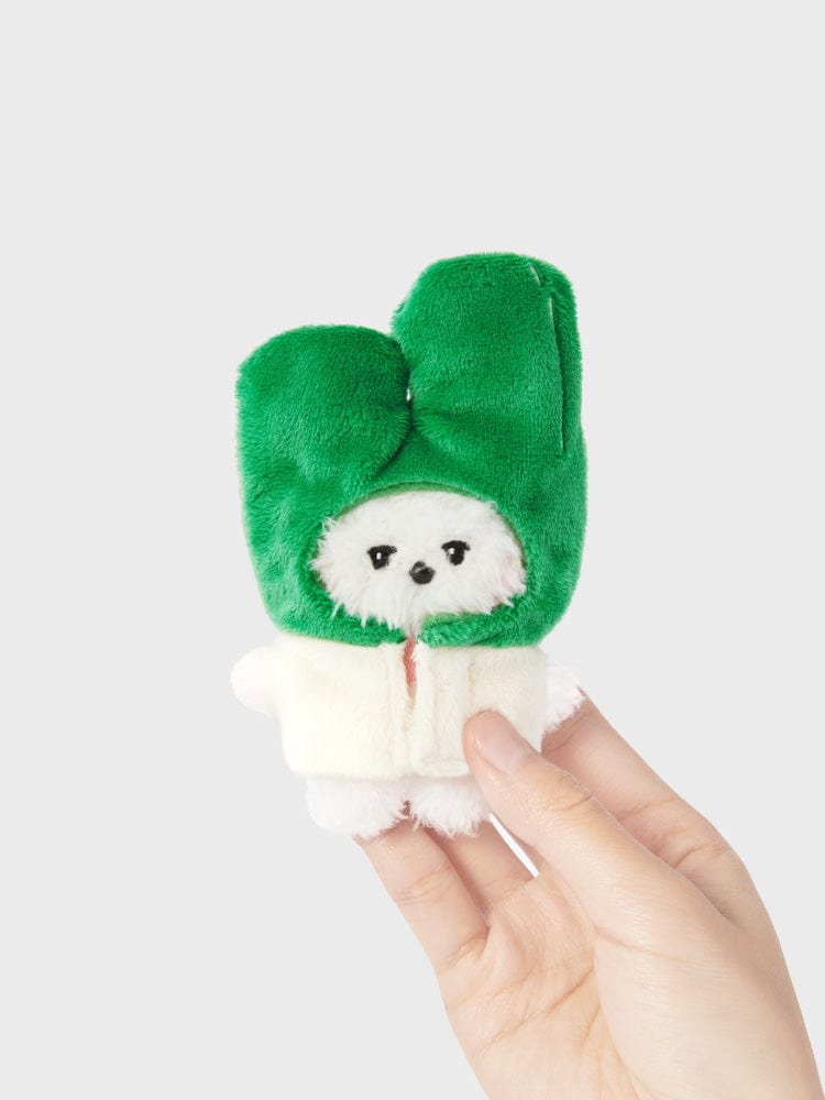 BT21 RJ mini minini VEGGIE DOLL : peluche officielle alpaga Jin BTS en tenue verte, tenue ronde, tenue en main, fond clair.