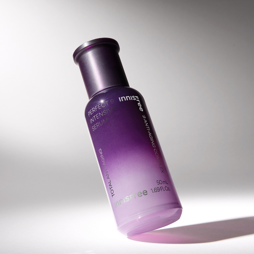 Décris l'image en français en mentionnant le produit, la marque et le contexte visuel. INNISFREE Perfect 9 Intensive Serum 50ml.