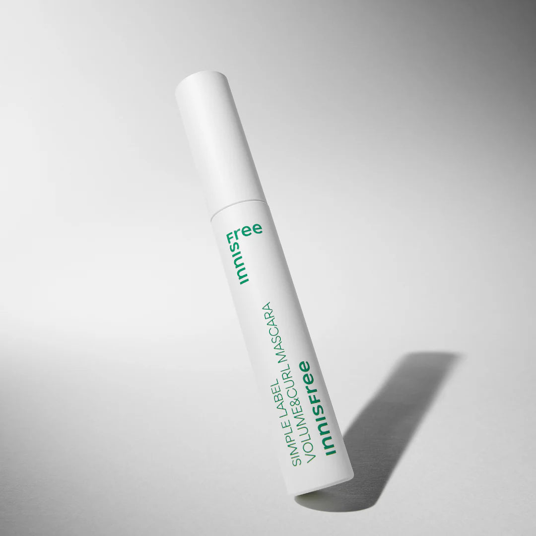 INNISFREE Simple Label Mascara 7.5g, flacon blanc sur fond clair, mise en avant du produit Innisfree en gros plan.