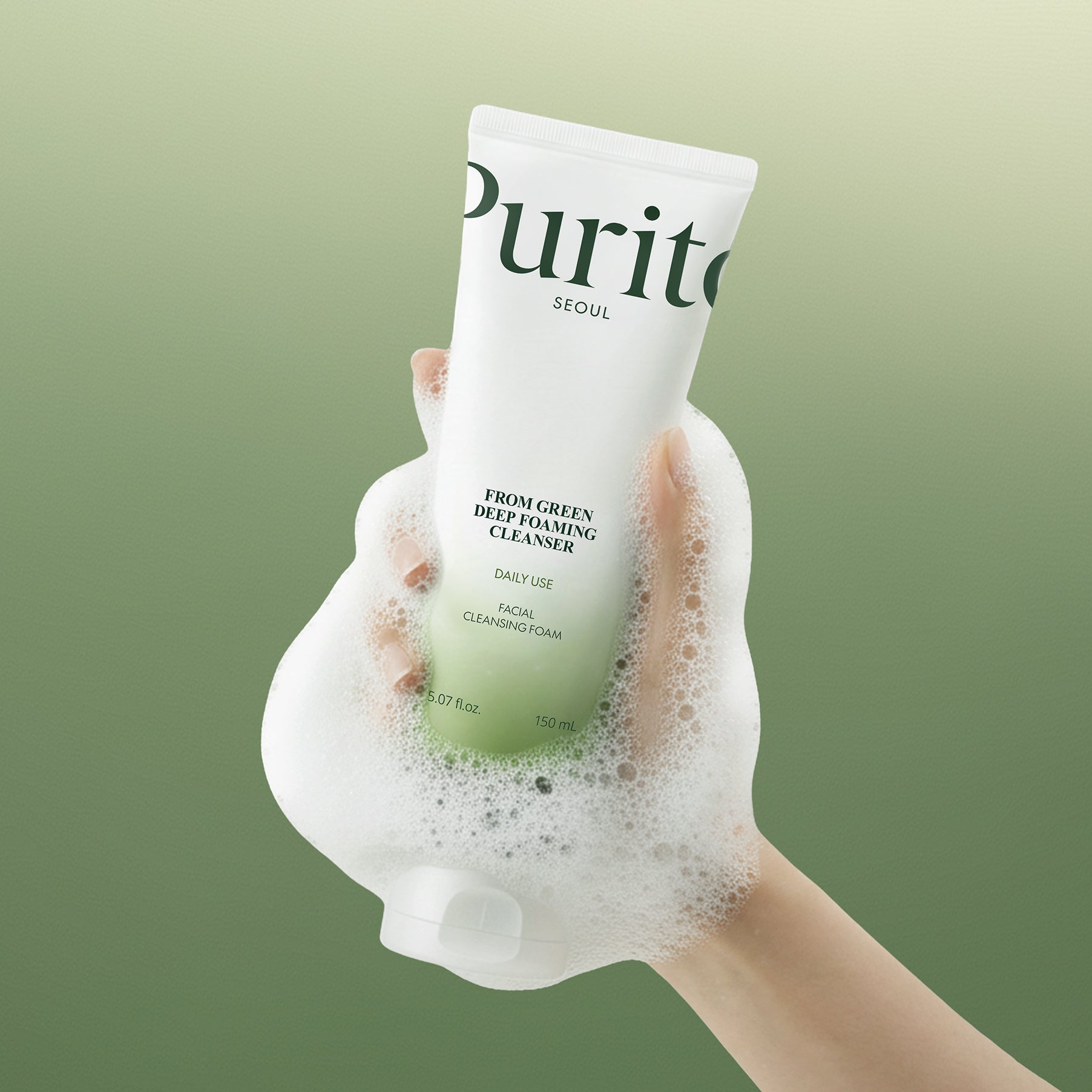 PURITO From Green Deep Foaming Cleanser 150ml, tube PURITO sur fond vert, mousse nettoyante sur une main, en contexte visuel.