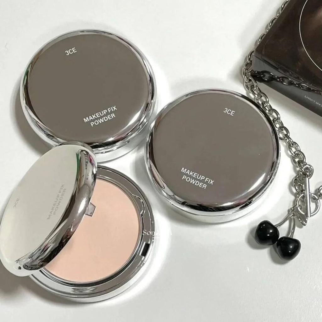 Photo sur fond clair du produit 3CE Makeup Fix Powder 9g, poudre fixante 3CE en boîtiers ronds, vue rapprochée.