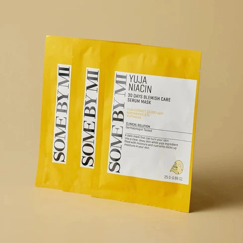 SOME BY MI Yuja Niacin Blemish Care Serum Sheetmask, masques de marque SOME BY MI sur fond beige, packaging jaune