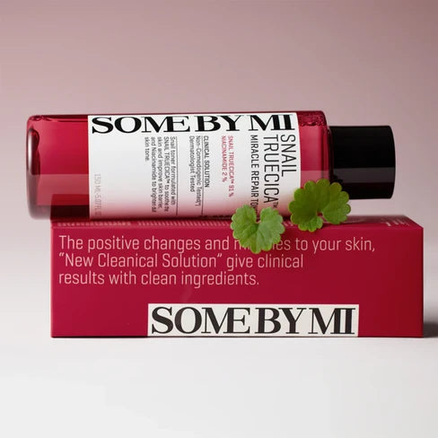 SOME BY MI Snail Truecica Miracle Repair Toner 150ml, flacon rose SOMEBYMI sur fond blanc, avec plantes vertes