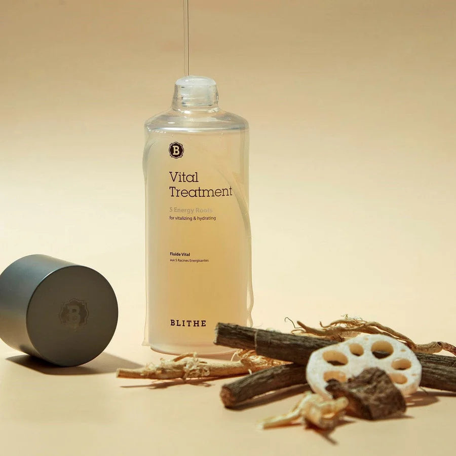 BLITHE Vital Treatment 5 Energy Roots 54ml/150ml : essence hydratante en flacon beige, racines et ingrédients sur fond clair