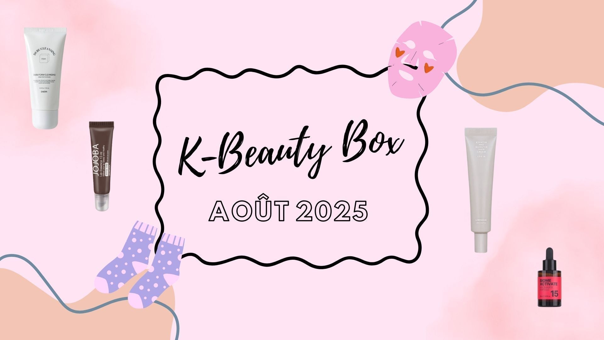 Image de la K-Beauty Box – Août 2025, contenant divers produits cosmétiques et un masque visage sur fond rose.