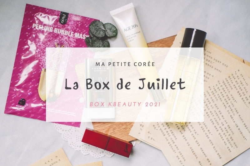 Contenu de la KBeauty Box Juillet 2021 avec masque, soins et maquillage coréen, présenté sur fond estival.
