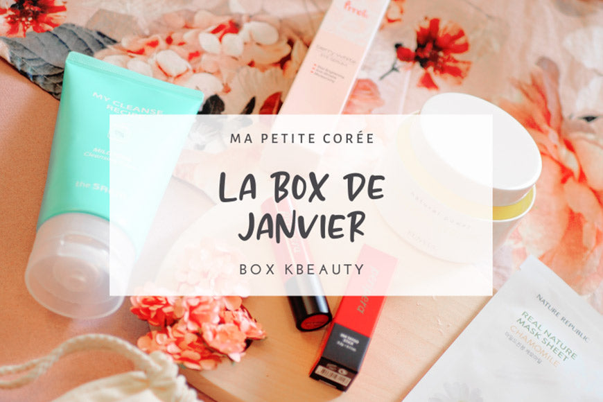Produits de beauté coréenne dans LA KBEAUTY BOX DE JANVIER 2021, incluant crèmes et maquillage sur fond floral.