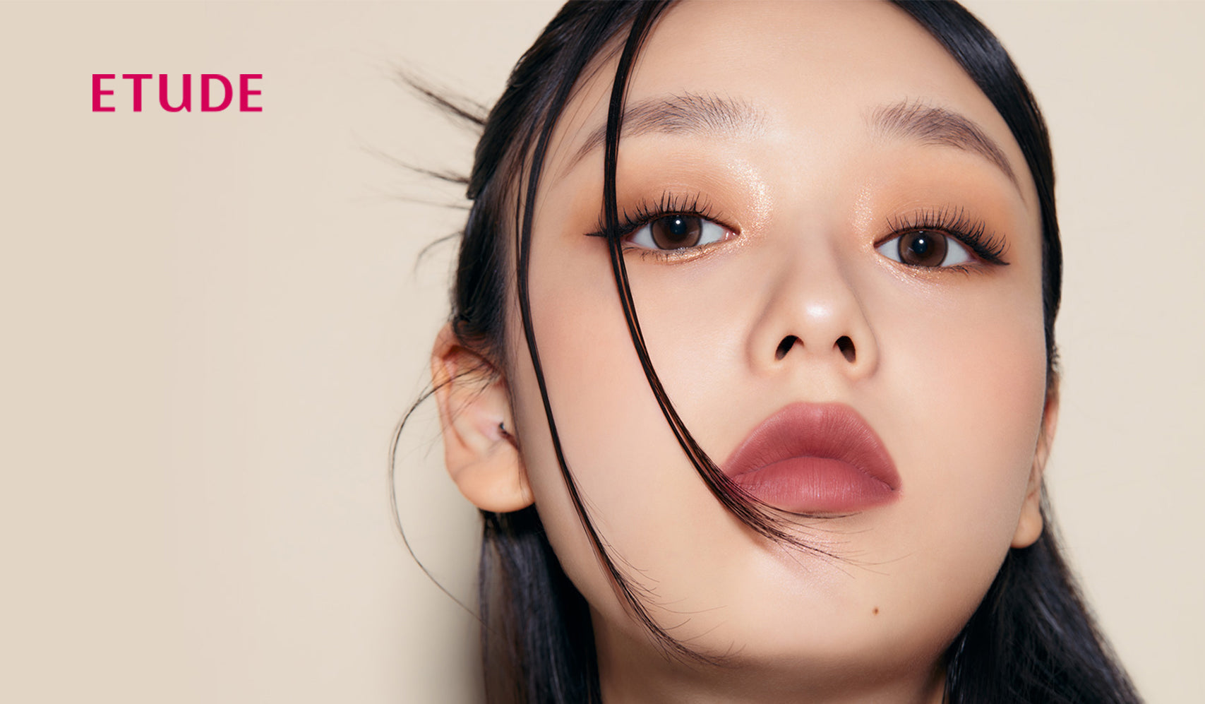 Modèle illustrant "Etude House : Quand la Beauté Devient une Oeuvre d'Art", beauté coréenne avec maquillage élégant et moderne.