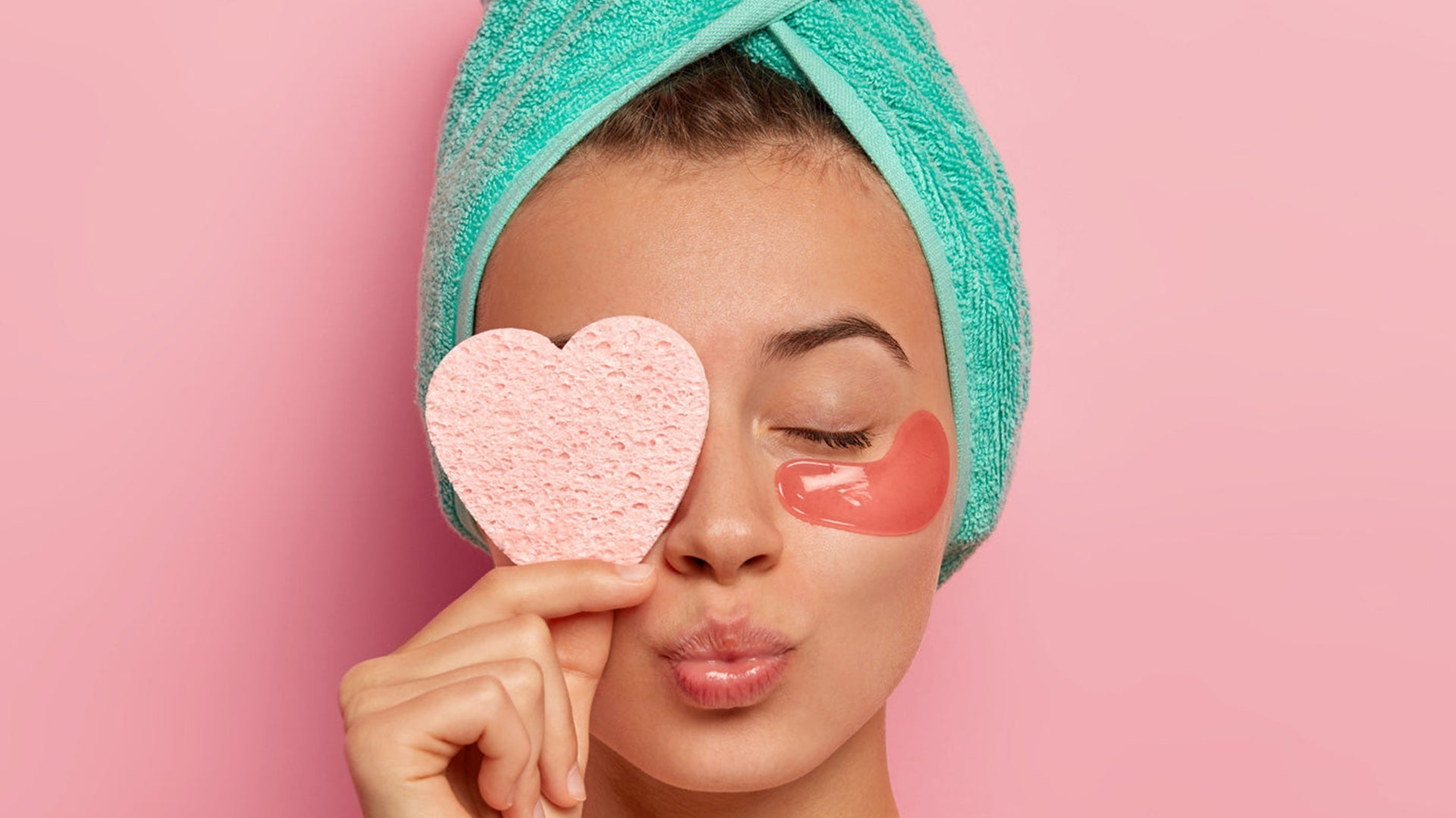 Femme suivant la routine coréenne en 10 étapes expliquée, soin du visage avec masque et accessoire de beauté.