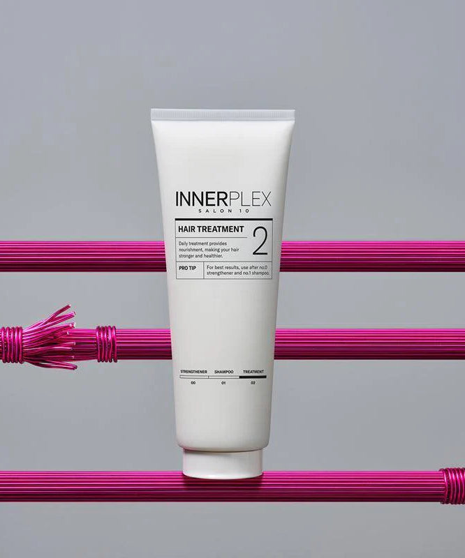 MISE EN SCENE Innerplex Hair Strengthening Treatment 240g sur fond gris avec éléments rose.