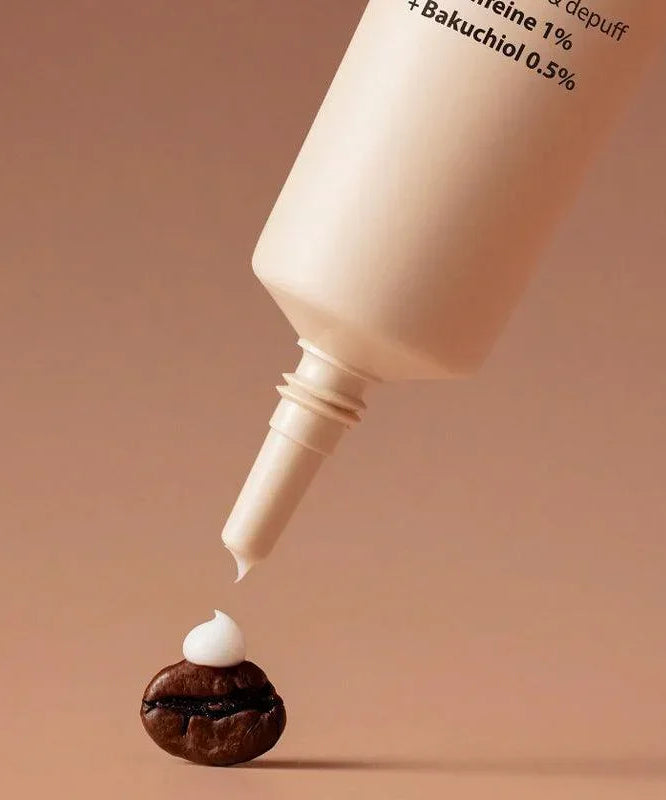 BLITHE Pressed Eye Cream 20ml : tube crème pour les yeux, goutte sur fond beige, ambiance soin beauté.