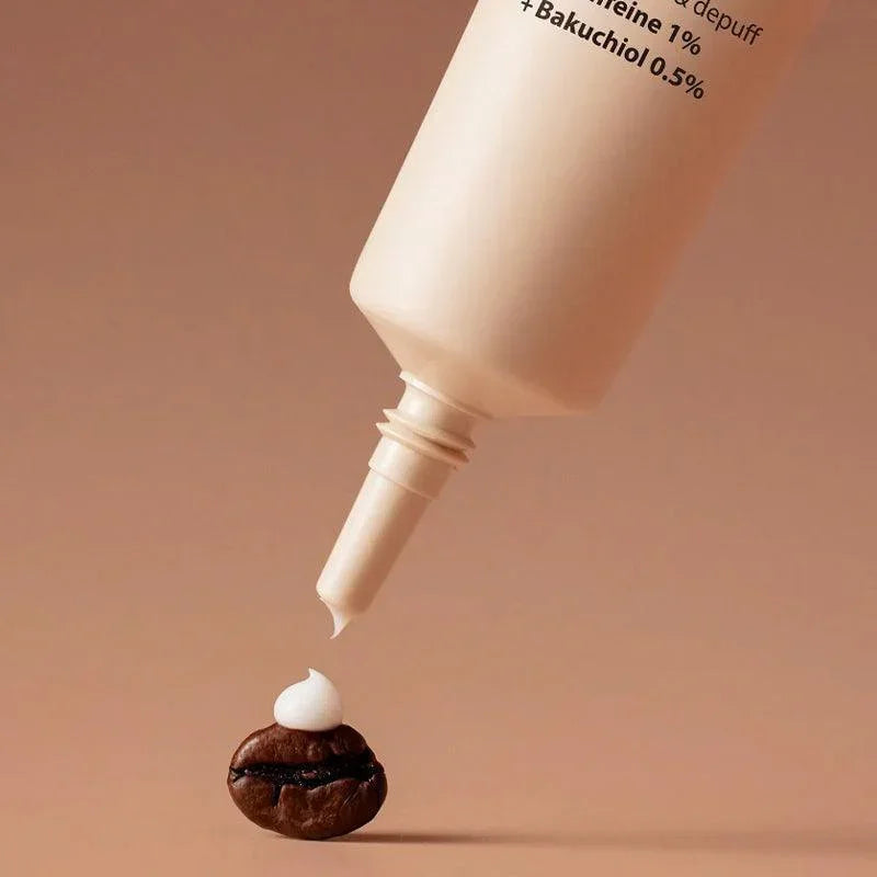 BLITHE Pressed Eye Cream 20ml : tube crème pour les yeux, goutte sur fond beige, ambiance soin beauté.