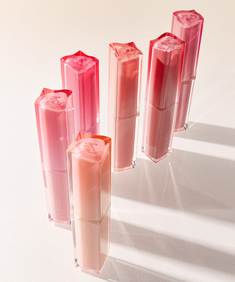 ROMAND Sheer Tinted Stick, baume teinté transparent de la marque ROMAND, sur fond clair avec plusieurs sticks roses.