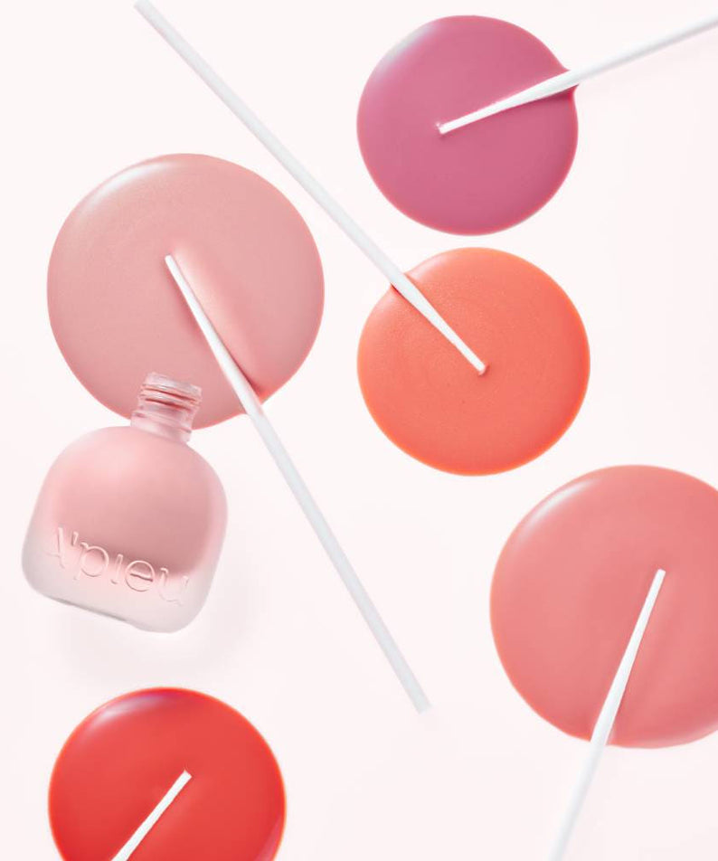 A'PIEU Juicy-Pang Water Blusher 8g, marque A'PIEU : blush colorés sur fond clair, texture fraîche avec applicateurs.