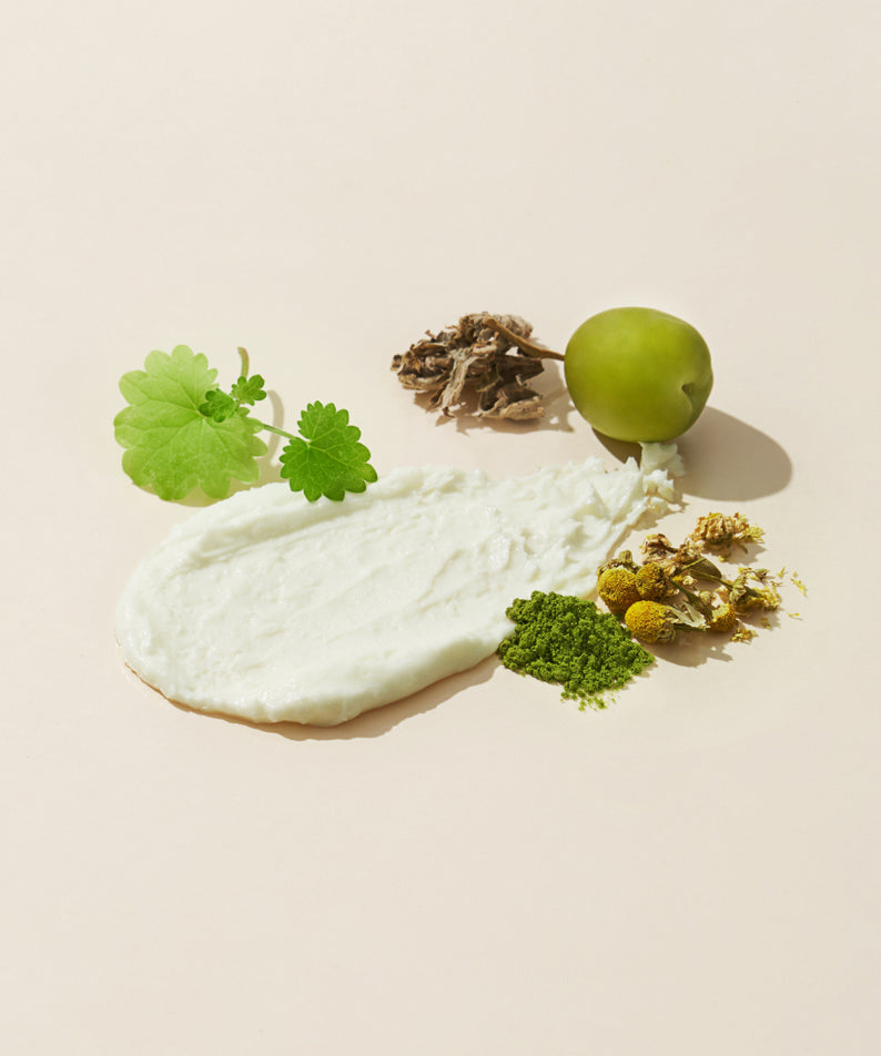 Crème solaire 107 Moisture Balm Mild Sun Stick SPF50+PA++++ avec ingrédients naturels sur fond beige.