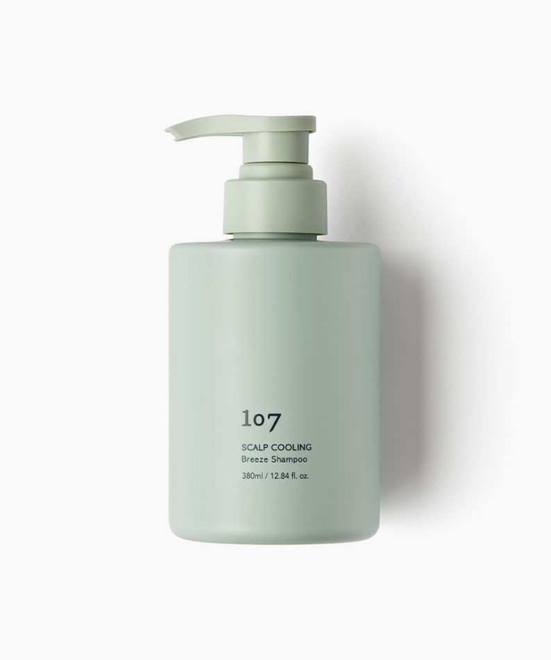 Bouteille de 107 Scalp Cooling Breeze Shampoo 380ml sur fond blanc, produit de soin capillaire fraîcheur pour cuir chevelu.