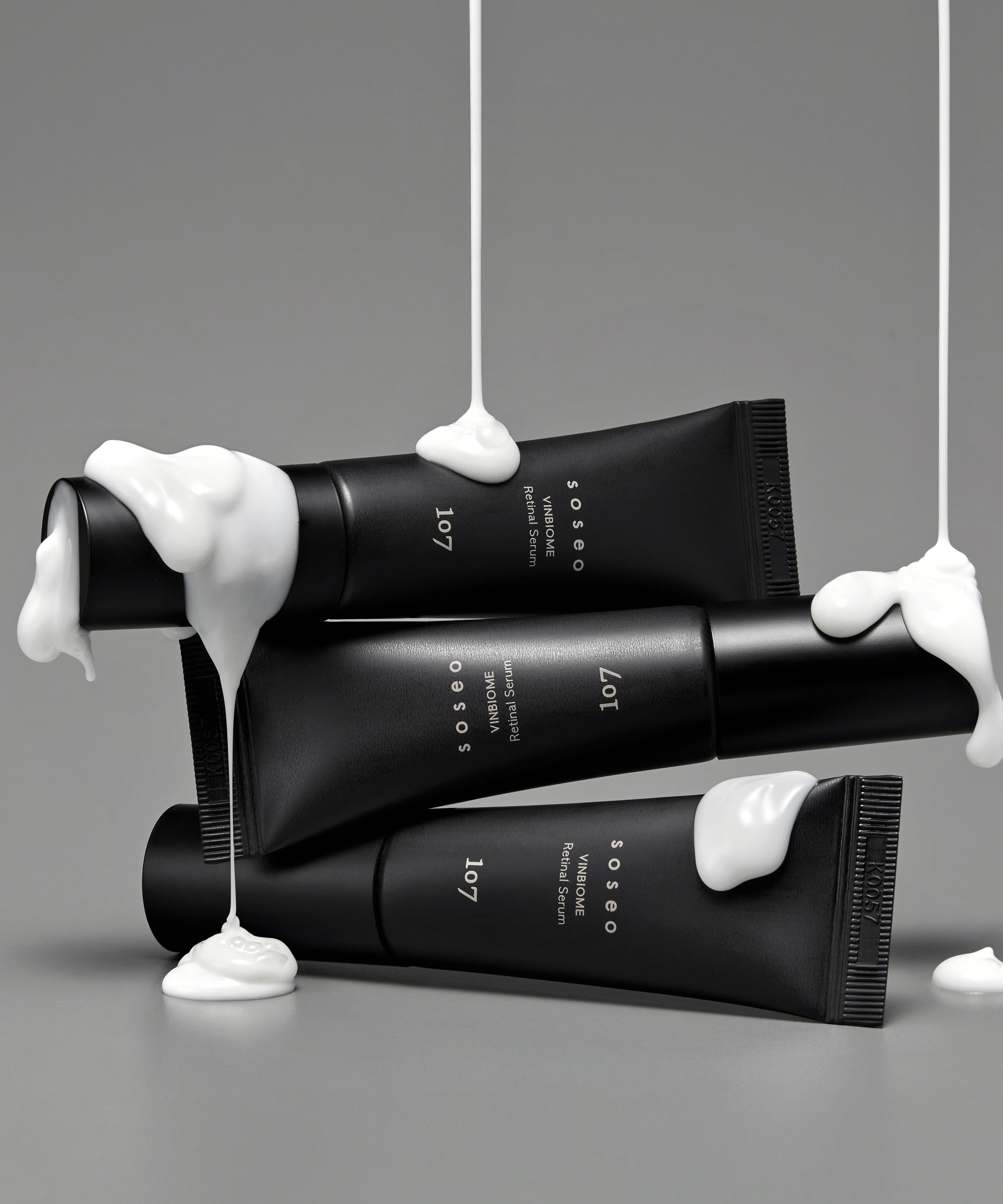 107 Soseo Vinbiome Retinal Serum 20ml, tubes noirs avec sérum blanc en fond gris élégamment stylisé.