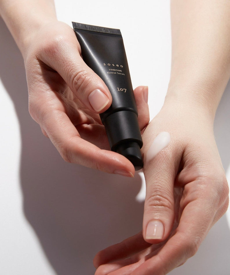 Application du sérum 107 Soseo Vinbiome Retinal Serum 20ml sur la main, soin de la peau et anti-âge en bouteille de 20ml.