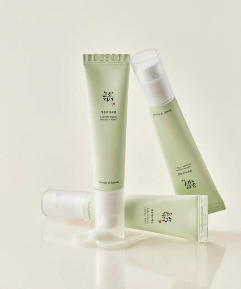 Décris l'image en français: BEAUTY OF JOSEON Light On Serum Centella+ Vita C 30ml, marque, flacons vert clair sur fond blanc.