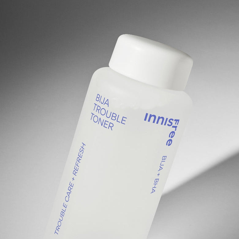 INNISFREE Bija Trouble Toner 170ml, flacon blanc Innisfree sur fond clair, style cosmétique en studio.