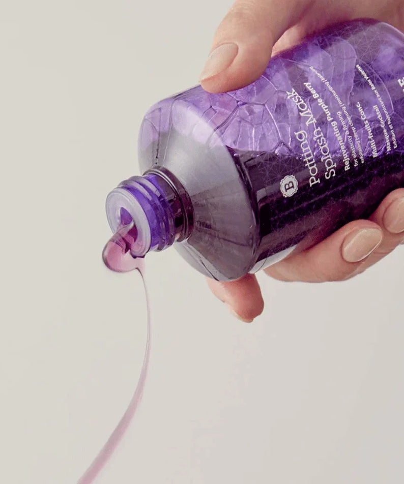 BLITHE Patting Splash Mask Rejuvenating Purple Berry 70ml/150ml : flacon violet versant un masque exfoliant, peau en gros plan.