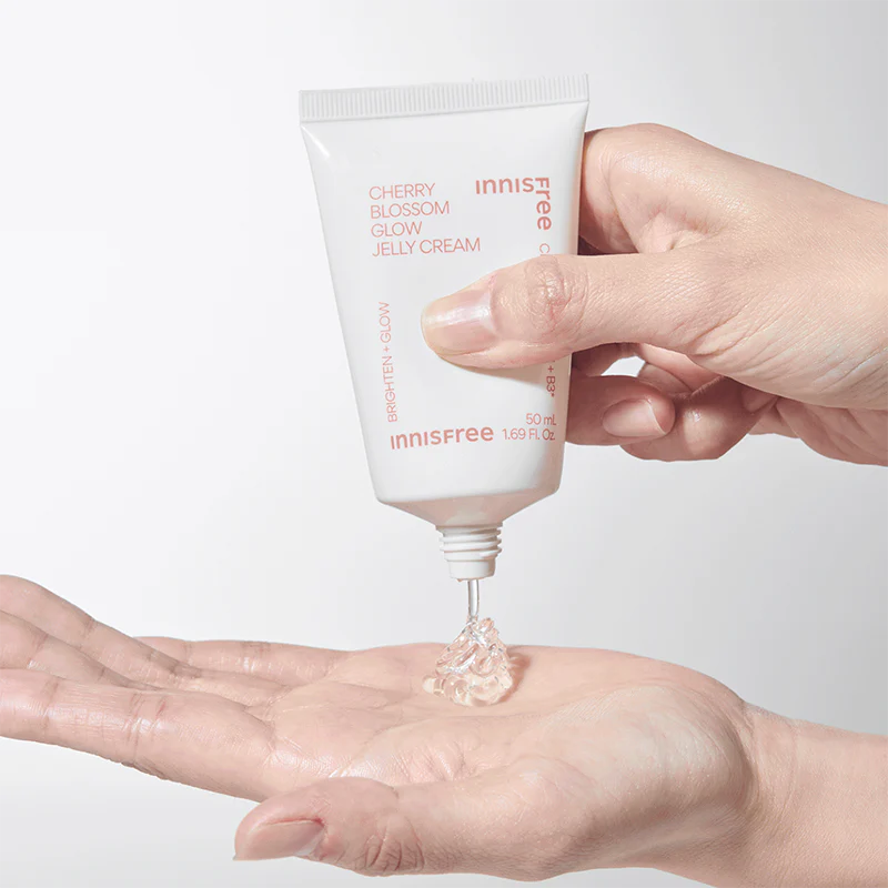 INNISFREE Cherry Blossom Glow Jelly Cream 50ml de marque INNISFREE, crème gélifiée sur une main en contexte beauté.