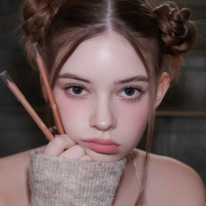 AOU - Blending Lip Pencil : crayon à lèvres AOU, maquillage effet naturel, modèle tenant les sticks, gros plan visage