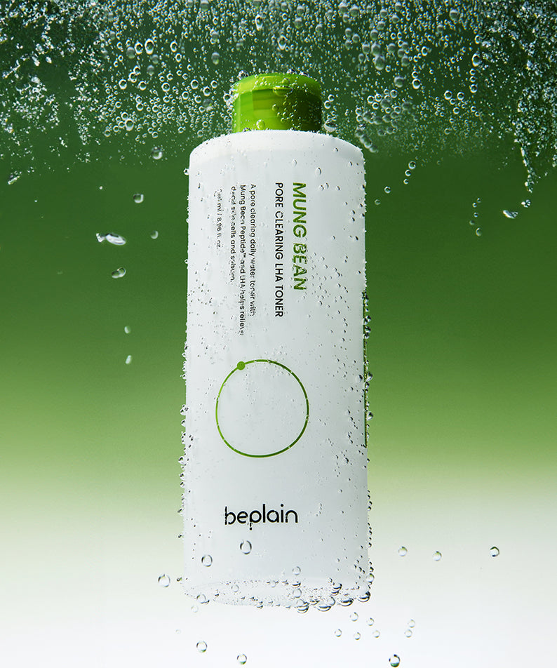 BEPLAIN Green Bean Pore Clearing LHA Toner 265ml : flacon beplaiN sur fond vert avec bulles d’eau, style pore-clearing