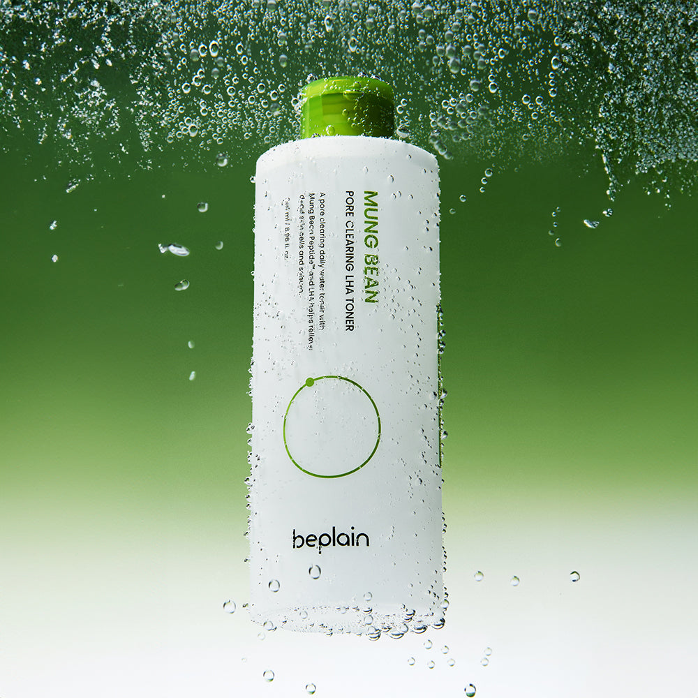 BEPLAIN Green Bean Pore Clearing LHA Toner 265ml : flacon beplaiN sur fond vert avec bulles d’eau, style pore-clearing