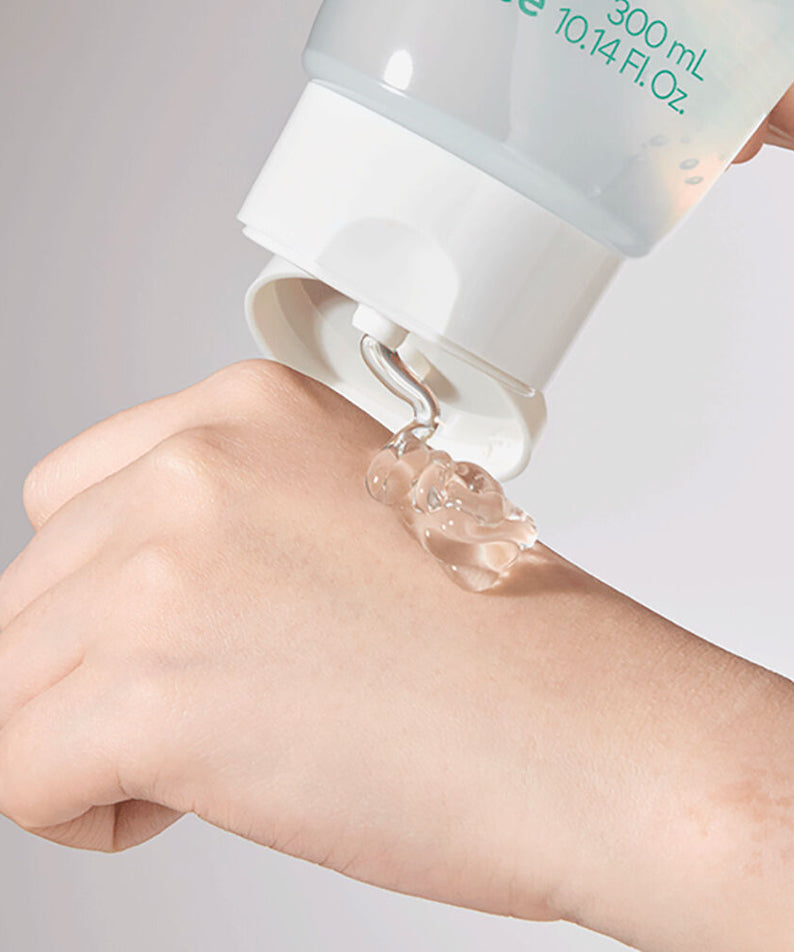 Application du gel INNISFREE Aloe Revitalizing Soothing Gel 300ml sur la main, texture apaisante pour la peau.