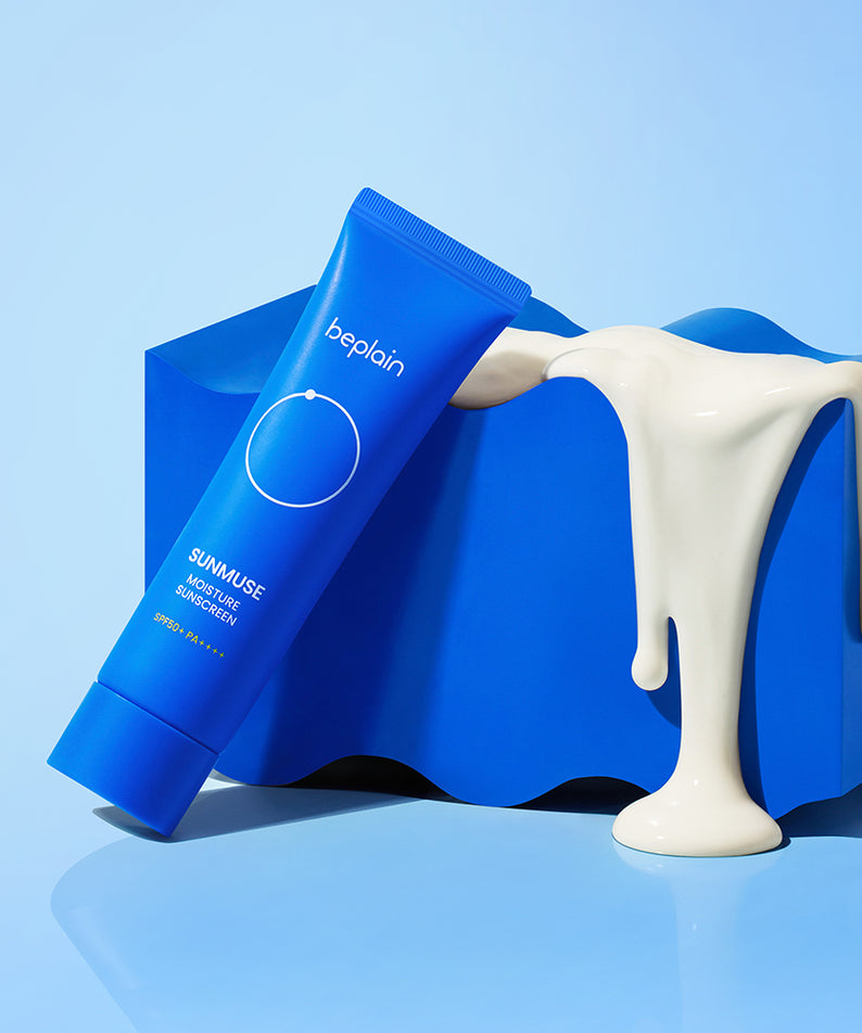 BEPLAIN Sunmuse Moisture Sunscreen SPF50+ PA++++ 50ml, tube bleu sur fond bleu clair avec crème blanche liquide.