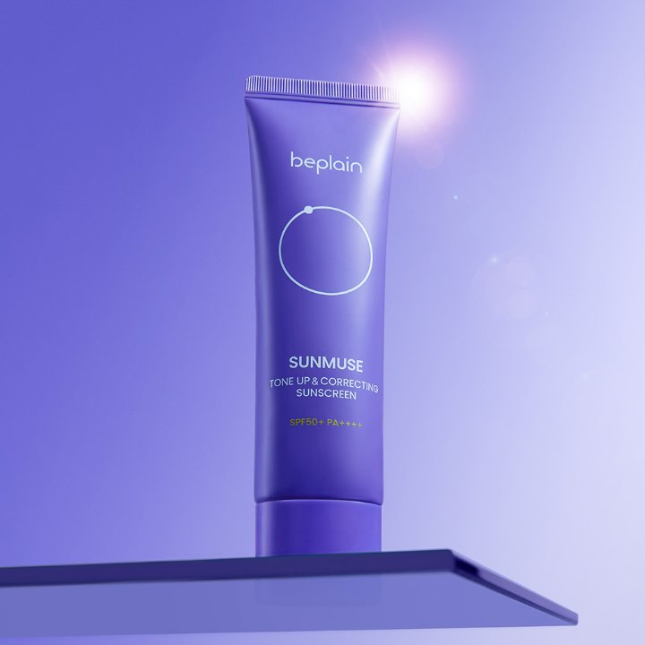 BEPLAIN Sunmuse Tone Up and Correcting Sunscreen SPF50+ PA++++ 50ml, tube beplai, fond violet lumineux, soleil.