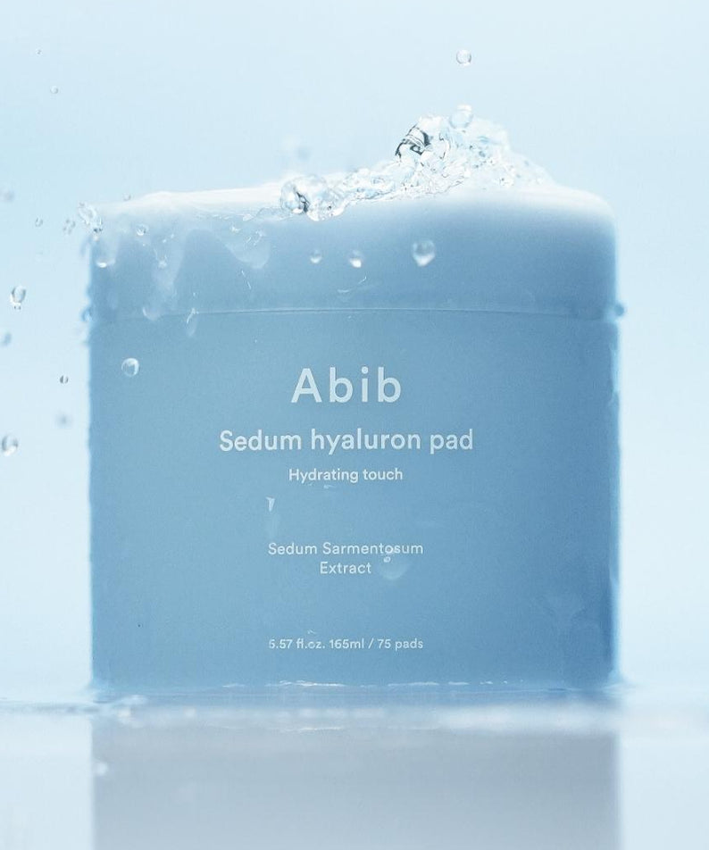 ABIB Sedum Hyaluron Pad Hydrating Touch 75p 165ml, pot bleu avec eau et gouttes, fond bleu clair, marque ABIB.