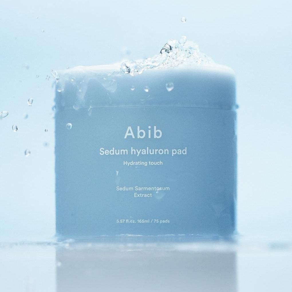 ABIB Sedum Hyaluron Pad Hydrating Touch 75p 165ml, pot bleu avec eau et gouttes, fond bleu clair, marque ABIB.