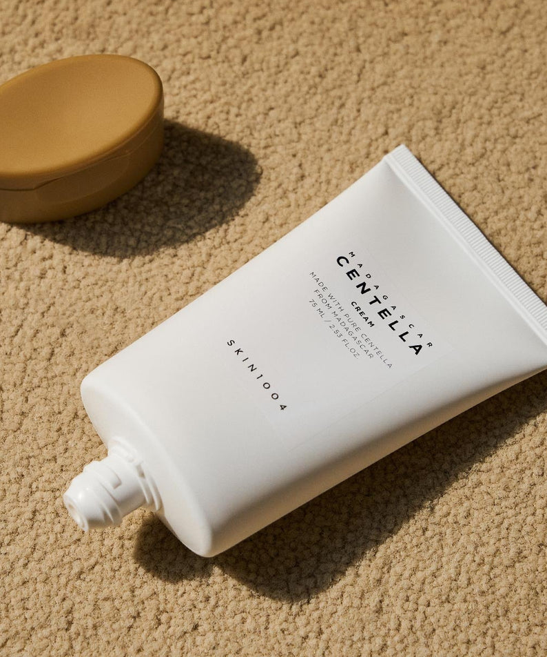 Crème SKIN1004 Madagascar Centella 75ml posée sur tapis beige