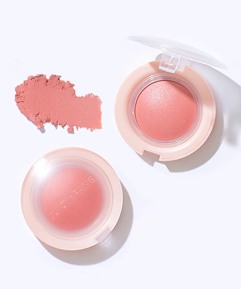 A'PIEU Juicy-Pang Jelly Blusher, marque A'PIEU : blush jelly rose en pot ouvert sur fond clair, avec swatch.