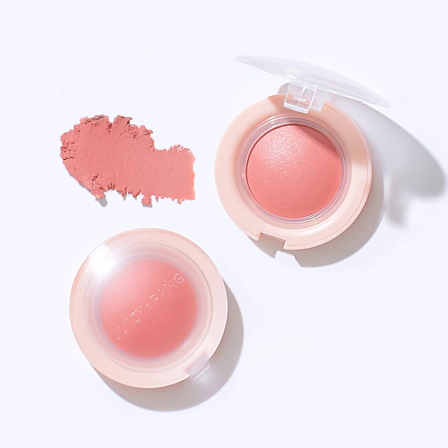 A'PIEU Juicy-Pang Jelly Blusher, marque A'PIEU : blush jelly rose en pot ouvert sur fond clair, avec swatch.