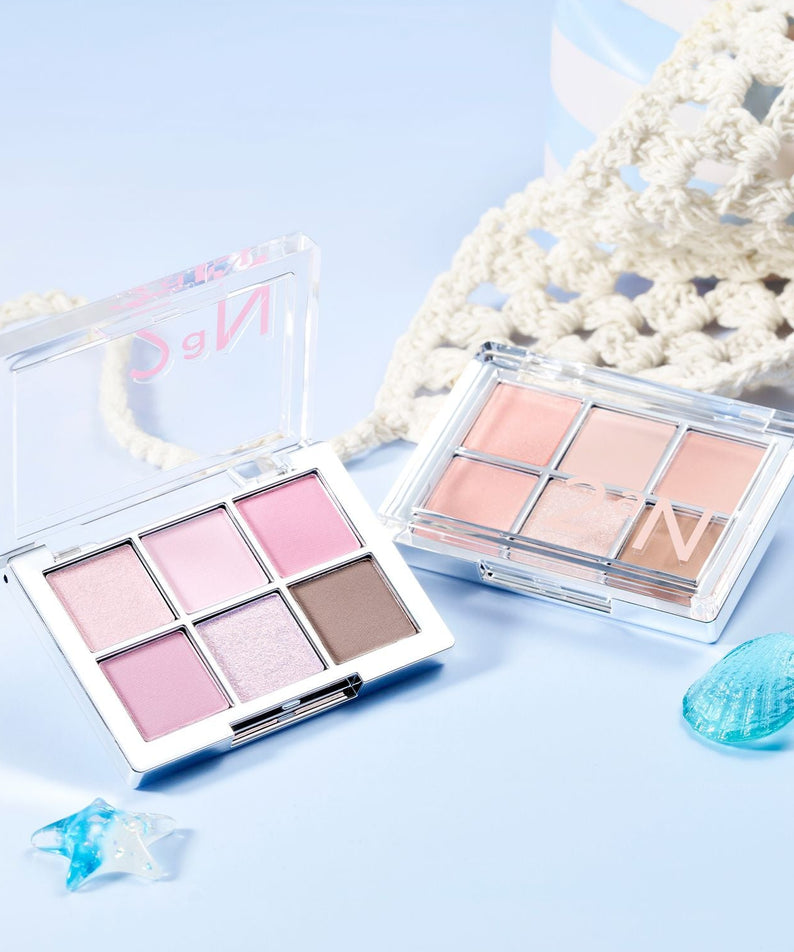 2AN  Better Me Eye Palette 4.5g, palette fards yeux de la marque 2AN sur fond bleu, coquillages et tissu au crochet
