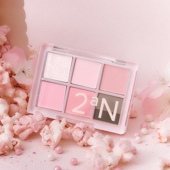 2AN  Better Me Eye Palette 4.5g, palette yeux rose avec fleurs et paillettes sur fond pastel, marque 2AN