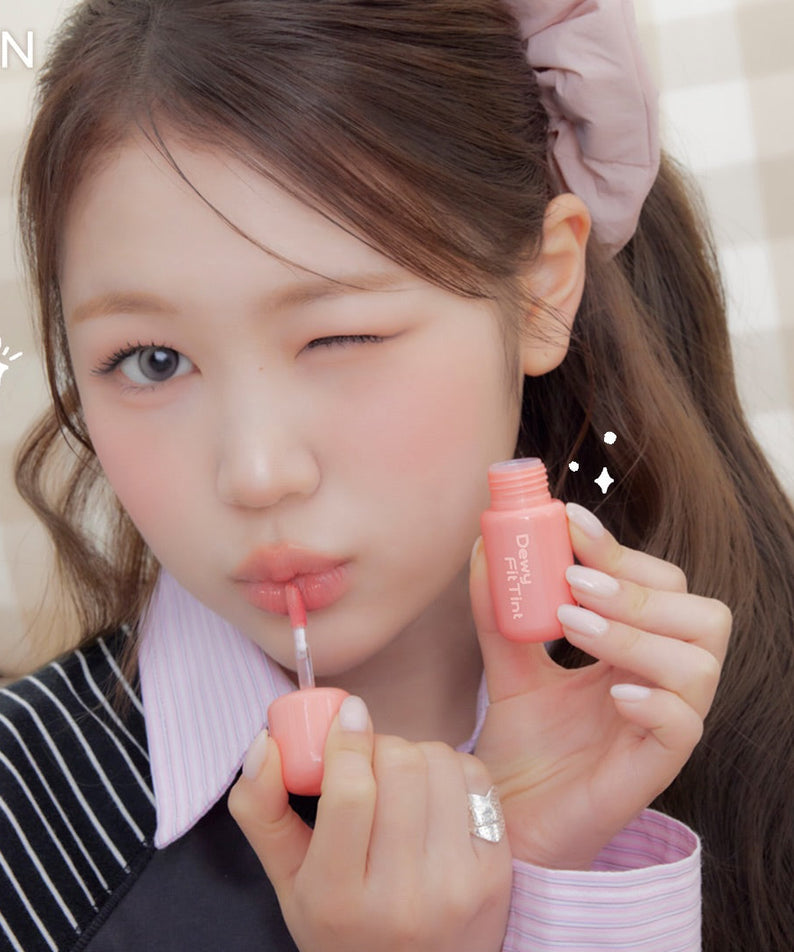 Photo de maquillage: 2AN Dewy Fit Tint 8 Colors, la marque 2AN, femme applique une teinte rose sur les lèvres.