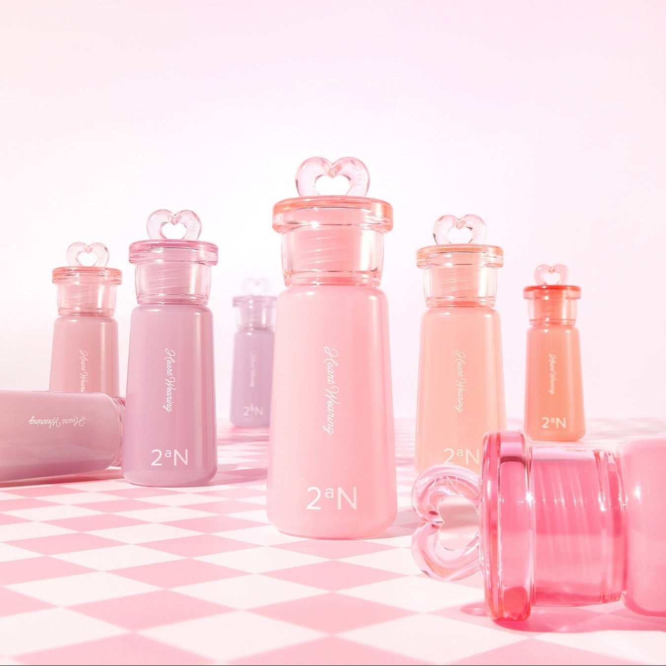 2AN  Heart Wearing Liquid Cheek 4.4g, flacons roses coeurs, marque 2AN, maquillage sur fond pastel