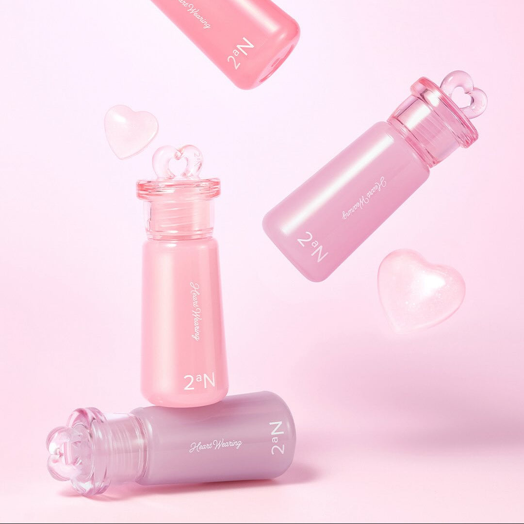 2AN  Heart Wearing Liquid Cheek 4.4g, flacons roses avec cœurs, fond pastel, maquillage liquide de la marque 2AN.