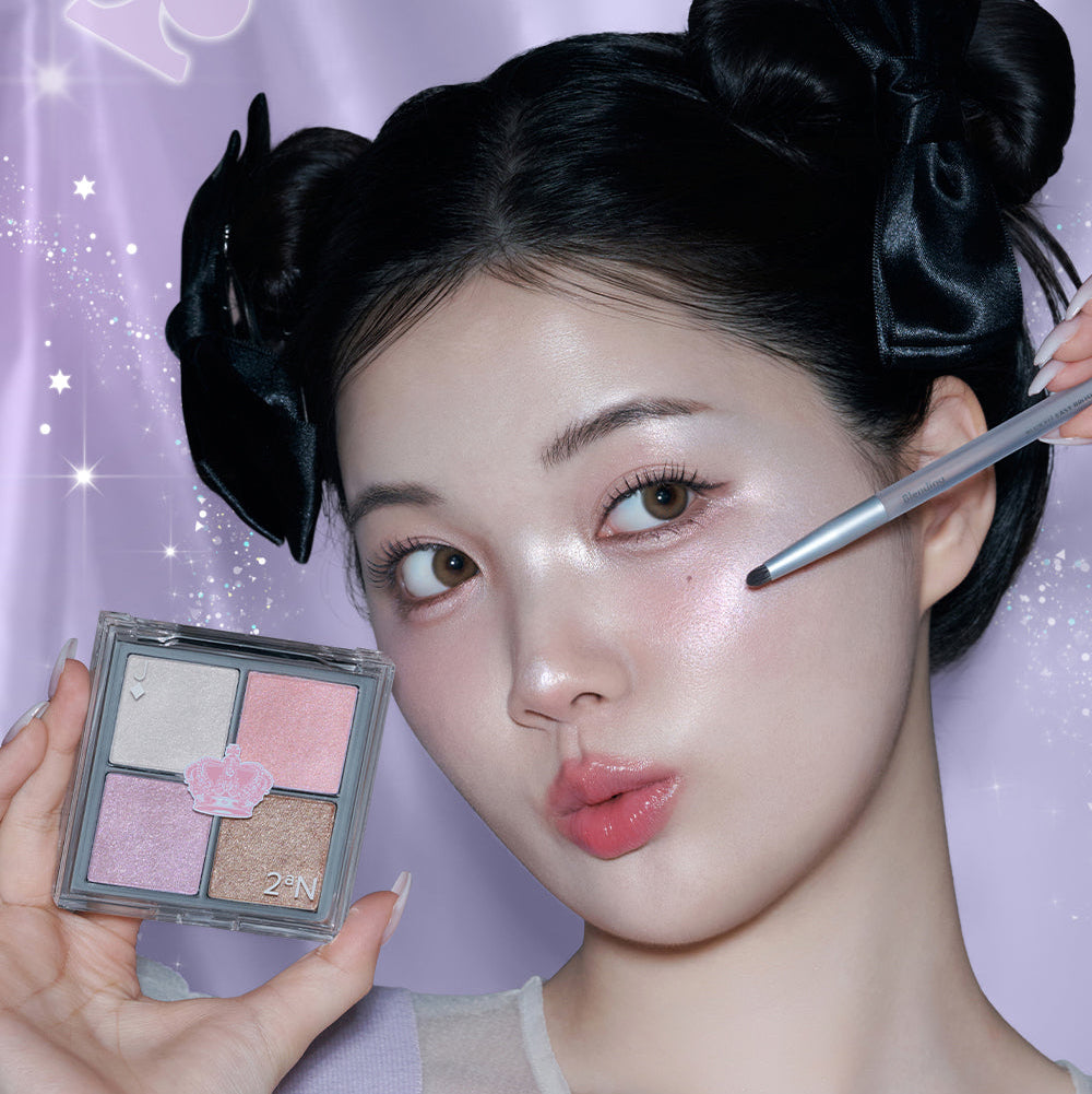 2AN  Jelly Glow Highlighter Palette 10.8g, femme maquillée tenant la palette sur fond violet, application au pinceau