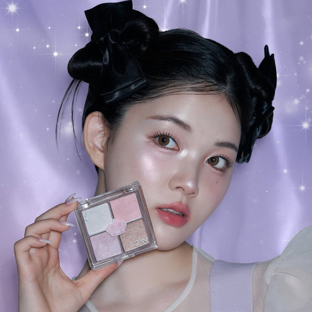 2AN  Jelly Glow Highlighter Palette 10.8g, produit maquillage en violet; femme applique un highlighter, style glow