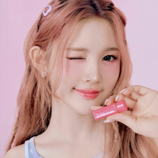 Décris l'image en français mentionnant le produit 2AN Mini Glaze Bouncing Tint, marque 2AN, maquillage sur fond rose.