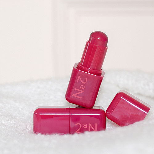 2AN Pocket Cotton Blurring Stick de la marque 2AN, stick cosmétique rouge sur fond clair, aspect flacon de voyage
