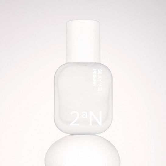 Photo produit : 2AN Silky Veil Primer de la marque 2AN sur fond clair, flacon blanc effet soyeux.