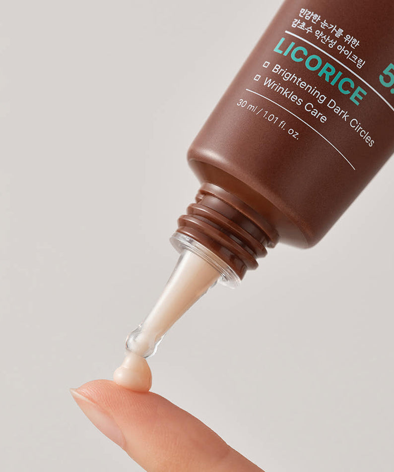 ACWELL Licorice Ph Balancing Eye Cream 30ml : tube marron et texture crème sous les yeux, gros plan.