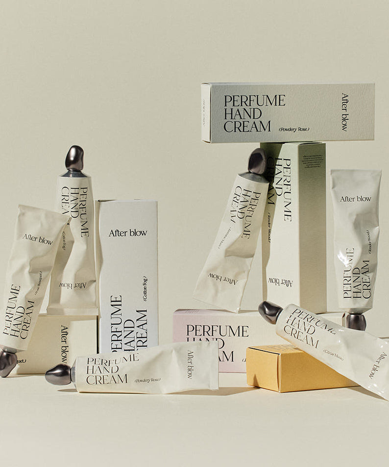AFTER BLOW Perfume Hand Cream 50ml, marque AFTER BLOW : crème mains parfumée sur fond beige, packlets visibles.